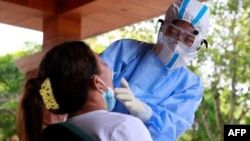 စက်တင်ဘာ ၁၅ ရက်နေ့တုန်းက တရုတ်-မြန်မာနယ်စပ်တွင် ကျန်းမာရေးဝန်ထမ်းမှ Swab test နမူနာယူနေစဉ်