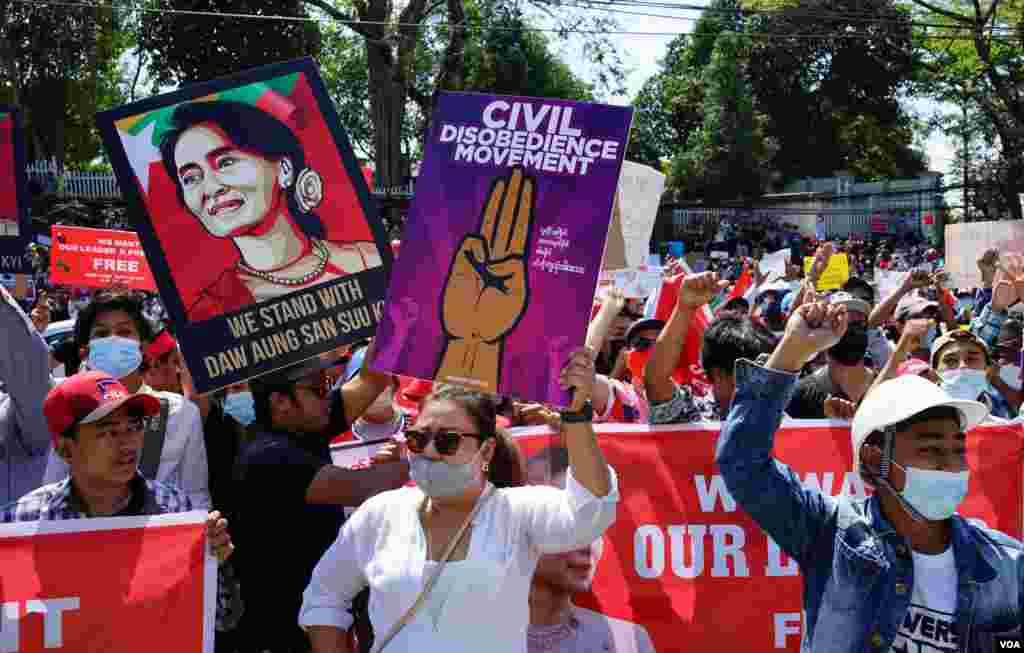 ရန်ကုန်မြို့ရှိ အမေရိကန်သံရုံးရှေ့ စစ်အာဏာသိမ်း ဆန့်ကျင် ဆန္ဒပြ မြင်ကွင်း။