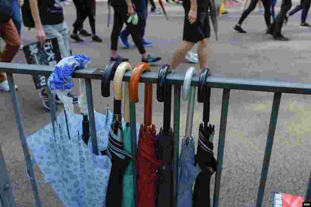 参加游行的市民给抗议者留下雨伞,以便他们使用。(2019年10月1日)