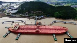 2017年5月16日,中国浙江省宁波市舟山港原油码头的油轮。