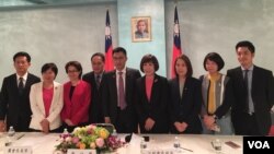 台美国会议员联谊会访美成员2018年7月19日在驻美国台北经济文化代表处举行记者会后合影(美国之音许宁拍摄)