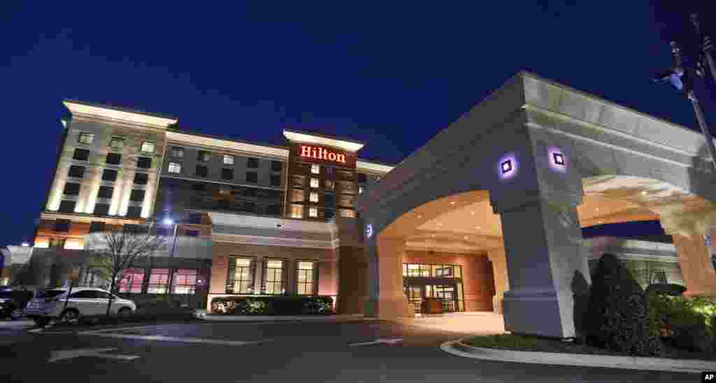 美国维吉尼亚州首府里士满的希尔顿酒店(2016年3月30日)。2016年3月,中国海航集团用65亿美元购买了希尔顿连锁酒店25%的股份。海航集团用了20多年实现了从传统航空企业向巨型跨国企业集团的转型,从海南岛走向走向世界,囊括航空、酒店、旅游、地产、商品零售、金融、物流、船舶制造、生态科技等业务,总资产逾人民币万亿元。