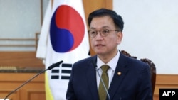 韩国代理总统崔相穆(Choi Sang-mok)在首尔发表讲话。(2024年12月27日)