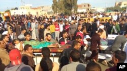 人们从遭袭击的清真寺抬出受伤者