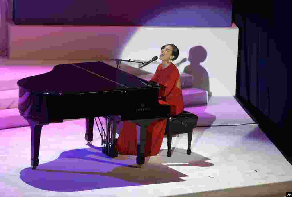 2013年1月21日，歌手艾莉西亞&middot;凱斯在奥巴马就职舞会上歌唱