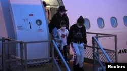 2020年2月17日在圣诞节岛上经过隔离的澳大利亚人员在悉尼走下飞机