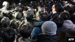 在韩国总统尹锡烈周二(12月3日)宣布全国戒严后,戒严部队试图进入国会。