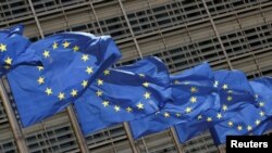 布鲁塞尔欧洲委员会总部前飘扬的欧盟旗帜。 （2021年5月5日） 