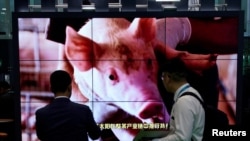 在上海国际进口博览会上展示的进口猪肉广告。(2019年11月6日)