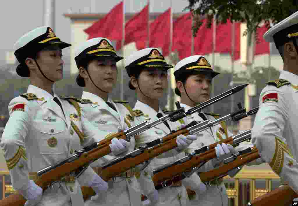 2018年5月14日,在北京为特立尼达和多巴哥总理基斯罗利举行的欢迎仪式前,中国仪仗队的女性成员在人民大会堂外排练。