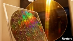 资料照片:位于台湾新竹的台湾半导体研究所展出两款芯片。(2022年2月11日)