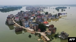 中国江西省上饶市鄱阳湖附近地区被洪水包围变成孤岛的村落。(2020年7月15日)