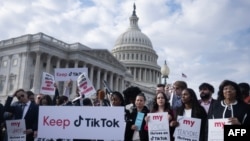 资料照片:2023年3月22日,TikTok的支持者聚集在华盛顿国会山举行新闻发布会,反对禁令。