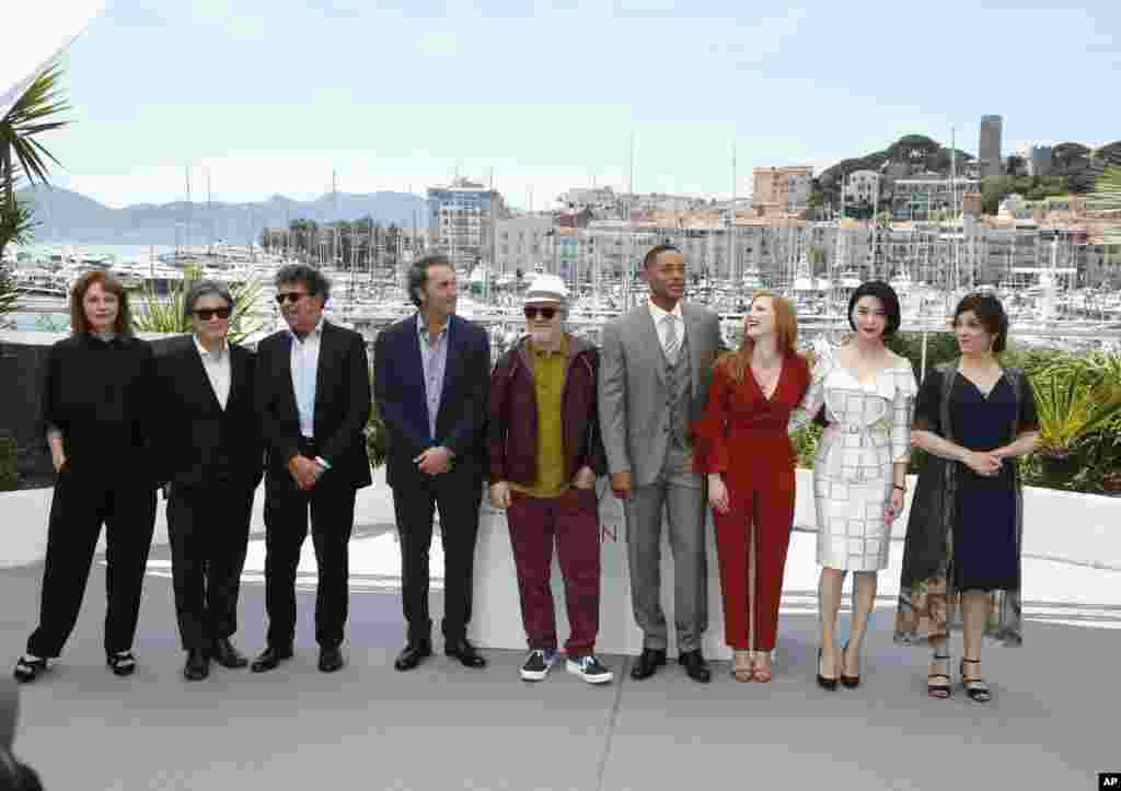 第70届戛纳国际电影节的评委,左起:德国导演玛伦‧阿德(Maren Ade)、韩国导演朴赞郁、 法国作曲家盖布瑞尔·雅德(Gabriel Yared)、意大利导演保罗‧索伦蒂诺(Paolo Sorrentino)、 评委会主席西班牙导演佩德罗·阿莫多瓦(Pedro Almodovar)、美国演员威尔‧史密斯(Will Smith)、美国演员杰西卡‧查斯坦(Jessica Chastain)、中国演员范冰冰、法国演员艾妮丝‧夏薇依(Agnes Jaoui)(2017年5月16日)