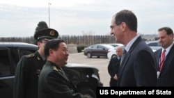 美国国防部副部长米勒2012年12月12日会晤到访的中国副总参谋长戚建国(资料照片)