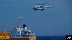 日本海上保安厅和台湾海巡举行针对海上搜救的联合演习。图为2024年7月10日,日本直升机吊挂救起一名海泳被浪卷走的中国女子。