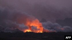 На знімку, зробленому в ізраїльському місті Сдерот, видно пожежу після ізраїльського обстрілу північної частини сектора Газа, 29 жовтня 2023 року. JACK GUEZ / AFP