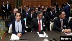 မှတ်တမ်းဓါတ်ပုံ- ၂၀၁၉ ဒီဇင်ဘာ ၁၁ ရက်နေ့က ICJ တွင် တွေ့ရတဲ့ နိုင်ငံတော် အတိုင်ပင်ခံပုဂ္ဂိုလ် ဒေါ်အောင်ဆန်းစုကြည် နဲ့ နိုင်ငံတော်အတိုင်ပင်ခံရုံးဝန်ကြီး ဦးကျော်တင့်ဆွေ အပါအဝင် အဆင်မြင့်ဝန်ကြီးများ