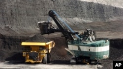 资料照:美国蒙大拿州的春溪煤矿工人在挖煤。
