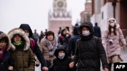 戴着口罩的游客在莫斯科红场上游览。(2020年1月29日)