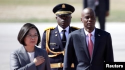 台湾总统蔡英文13日开始访问海地,在机场受到海地总统莫伊兹(Jovenel Moise)的欢迎。