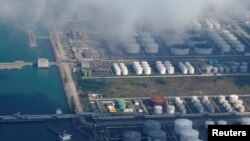 资料照:中国珠海一个港口的石油仓库的油气罐。(2018年10月22日)