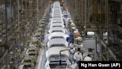 资料照:中国湖北武汉的东风本田汽车有限公司工厂的汽车装配线