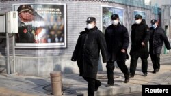 Працівники служби безпеки Китаю у центрі Пекіна, 3 лютого 2020. REUTERS/Jason Lee