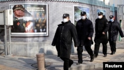 戴着口罩的保安人员在北京金融区巡逻。(2020年2月3日)