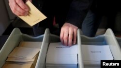Виборець на дільниці у Марсель, Франція голосує у другому турі 7-го травня, 2017 р.