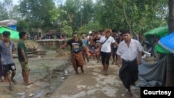 ရခိုင်ပြည်နယ် ရသေ့တောင်အနီး ပစ်ခတ်မှုတွေအတွင်း ထိခိုက်ဒဏ်ရာရတဲ့ အရပ်သား တဦးကို သယ်ဆောင်နေတဲ့ မြင်ကွင်း။ (ဓာတ်ပုံ - ကိုဘက္ကာ - ဇွန် ၂၅၊ ၂၀၂၀)