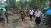 ရခိုင်ပြည်နယ် ရသေ့တောင်အနီး ပစ်ခတ်မှုအတွင်း ထိခိုက်ဒဏ်ရာရတဲ့ အရပ်သား တဦးကို သယ်ဆောင်နေတဲ့ မြင်ကွင်း။ (ဓာတ်ပုံ - ကိုဘက္ကာ - ဇွန် ၂၅၊ ၂၀၂၀)