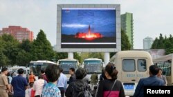 朝鲜人在平壤车站观看关于朝鲜发射“火星12”导弹的电视新闻(2017年8月30日)