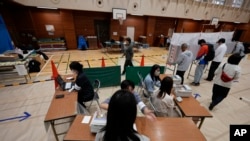 日本星期天(10月27日)举行众议院选举。这是东京一个投票站的情形。日本选民用选票惩罚自民党。