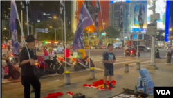 “香港边城青年”在10月1日中国国庆日当天,于台北闹区西门町组织了一场集会,遭两名中国人闹场。(美国之音特约记者庄志伟拍摄)