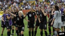 Збірна США святкує перемогу.