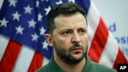 Президент України Володимир Зеленський під час зустрічі з пораненими українськими захисниками в Університетському шпиталі Стейтен Айленд, Нью-Йорк, 18 вересня 2023. AP Photo/Eduardo Munoz