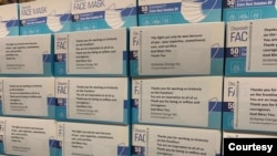 邱先生捐给南加州橙县的口罩。感谢便签写着:“感谢您在第一线的不懈努力!您鼓舞着我们所有人。感谢您如此无私和勇敢,上帝保佑您。”