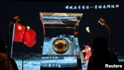 Mẫu đất Mặt trăng từ tàu Hẳng Nga 5 được trưng bày tại Bảo tàng Quốc gia ở Bắc Kinh