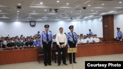 济南中级法院对薄熙来进行宣判(照片来自济南中级法院微博)