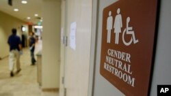 美国佛蒙特大学一间厕所在入口处标明为中性厕所 (档案照片)