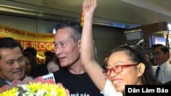 Cộng đồng người Việt trong đó có blogger Điếu Cày ra đón blogger Tạ Phong Tần tại sân bay Los Angeles. Bị chính quyền hết sức căm ghét, nhưng Tạ Phong Tần lại được Bộ Ngoại giao Hoa Kỳ vinh danh là một trong những phụ nữ kiệt xuất và dũng cảm nhất trên thế giới.