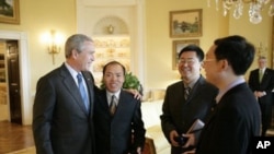 美国前总统布什2006年在白宫会见人权宗教人士余杰,王怡和李柏光