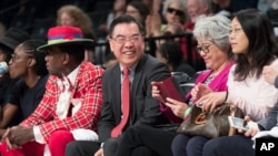 2019年5月9日星期四,中国驻纽约总领事黄屏(中)在纽约观看了美国女子篮球协会(WNBA)纽约自由队(New York Liberty)与中国队之间的篮球表演赛。