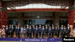 2013年10月8日APEC首脑印尼度假胜地巴厘岛亮相:(从左至右)智利皮涅拉,香港梁振英,加拿大哈珀,日本安倍晋三,澳大利亚阿博特,韩国总统朴瑾惠,文莱博尔基亚,马来西亚纳吉布,中国习近平,墨西哥涅托,印尼尤多约诺,新西兰约翰·基,俄罗斯普京,菲律宾阿基诺,越南张晋创,台湾代表萧万长,泰国西那瓦,巴布亚新几内亚奥尼尔,新加坡李显龙,秘鲁里瓦斯和美国克里