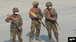 မတ်လ ၂ ရက်နေ့က ကလေးမြို့က နေရာတခုမှာ တွေ့ရတဲ့ စစ်ကောင်စီ တပ်ဖွဲ့ဝင်များ။ (မတ် ၀၂၊ ၂၀၂၁)