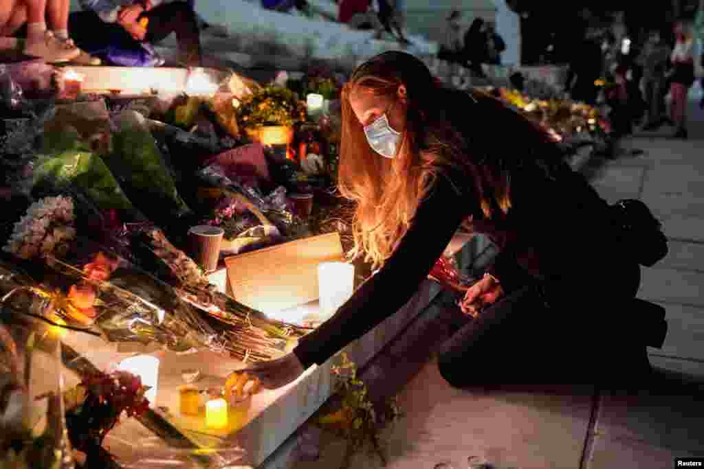 2020年9月18日,美国首都华盛顿最高法院外,人们聚在一起悼念最高法院大法官的鲁思·拜德·金斯伯格。(路透社图片)