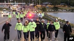密西根州州长里克.斯奈德(右5)步行跨过麦基诺桥,庆祝劳动节54周年