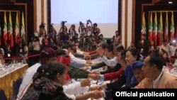 ၃ရက်ကြာ ကျင်းပခဲ့တဲ့ အစိုးရရဲ့ ပြည်ထောင်စု ငြိမ်းချမ်းရေးဖော်ဆောင်ရေး လုပ်ငန်းကော်မတီ UPWC နဲ့ တိုင်းရင်းသား လက်နက်ကိုင်အဖွဲ့တွေရဲ့ အဆင့်မြင့် ညှိနှိုင်းရေး ကိုယ်စားလှယ်အဖွဲ့ SD တို့ရဲ့ တနိုင်ငံလုံး ပစ်ခတ် တိုက်ခိုက်မှု ရပ်စဲရေးစာချုပ် NCA အချောသတ် ညှိနှိုင်းဆွေးနွေးပွဲ။ (သတင်းဓာတ်ပုံ- Myanmar Peace Center)