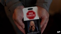 2024年9月17日,卡佩洛托的女儿亚历山德拉死于芬太尼过量。他手持一张宣传卡,倡导对那些应对与毒品有关的死亡负责的人采取法律行动。(美联社照片)